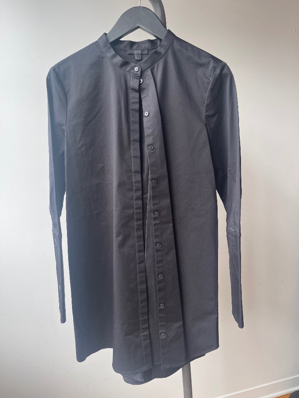 COS long black shirt – minimalist design // Chemise longue noire COS
